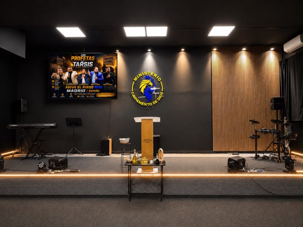 Púlpito y escenario del Ministerio Campamento de Dios
